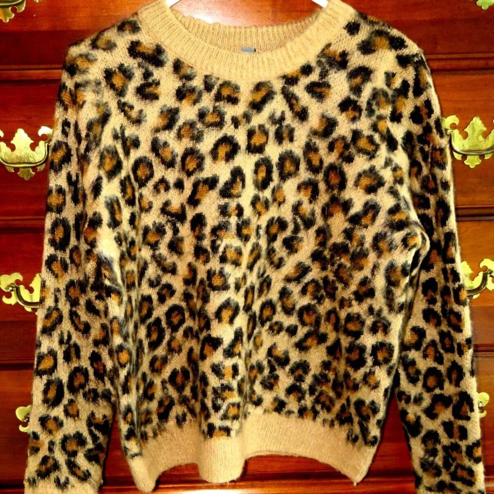 Francesca's Alya Animal Print Fuzzy Crewneck Pullover Sweater Size Small EUC